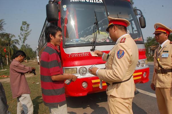 Quảng Bình: Tổng kiểm soát xe ô tô chở khách sau Tết