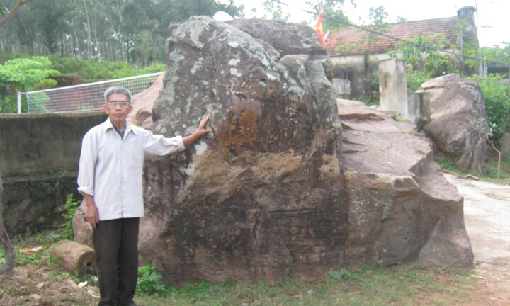 Kỳ lạ phong tục ướm vào “bàn chân tiên” để cầu may mắn