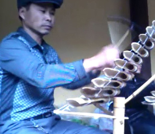 Clip: Tiếng đàn T'rưng và sáo trúc ở Côn Sơn