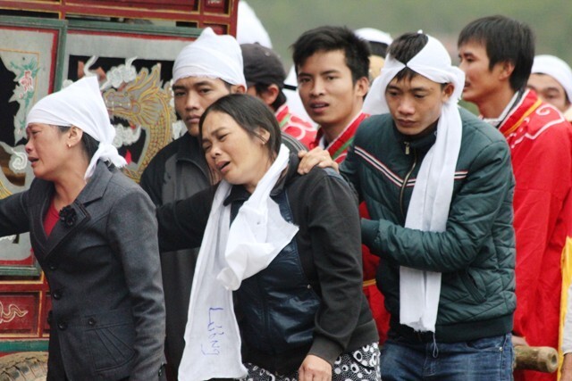 Lặng người trong đám tang bé gái nghi bị hiếp và giết