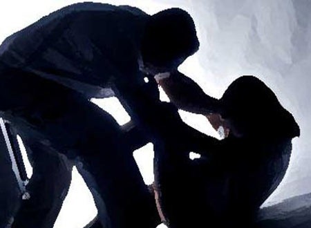 Bị đồng nghiệp cùng giới lạm dụng sau tiệc liên hoan