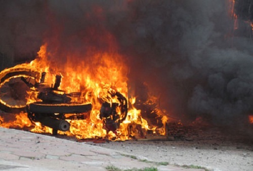 Giải quyết mâu thuẫn bằng bom xăng, nhóm trai làng bị khởi tố