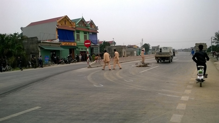 Chở củi về nhà, cụ ông bị xe tải cán chết