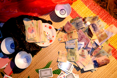 Chém người, cướp sòng vì cha thua bạc