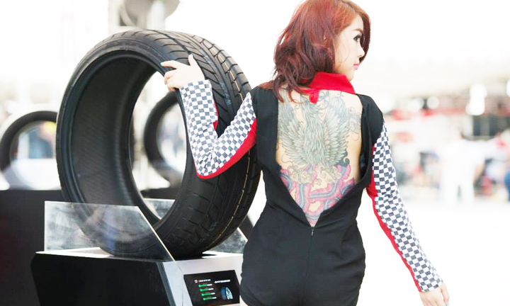 Ngỡ ngàng người mẫu ô tô khoe hình xăm kín lưng