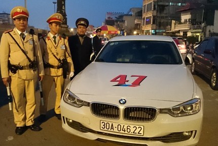 Chặn cầu Chương Dương, bắt xe BMW gây tai nạn rồi bỏ chạy