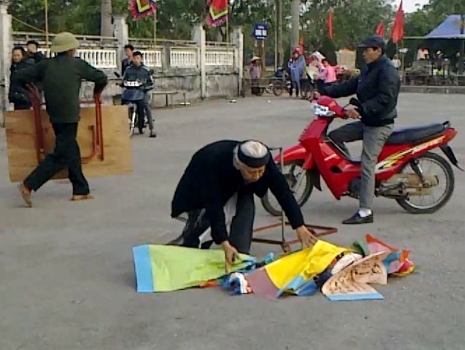 Ban quản lý đền Trạng Trình bẻ bút, đập nghiên của ông đồ