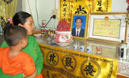 Đau lòng cảnh cha đuổi trộm, 3 con thành mồ côi