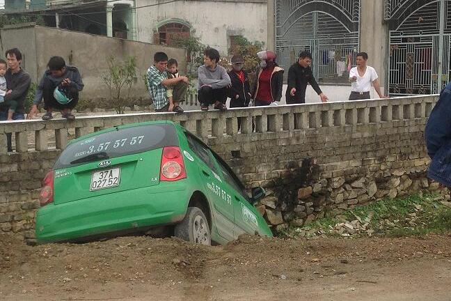 Vi phạm tốc độ, đâm vào CSGT rồi gây tai nạn