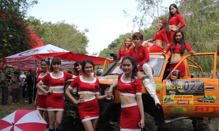 Mẫu nóng bỏng khoe dáng bên “lính chiến” Offroad Dambri Challenge