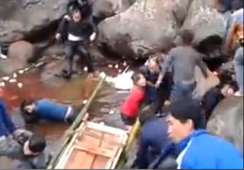 Clip: Vớt xác nạn nhân vụ sập cầu kinh hoàng ở Lai Châu