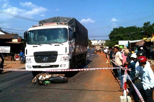 Xe tải lấn đường đâm xe máy, 2 vợ chồng tử vong