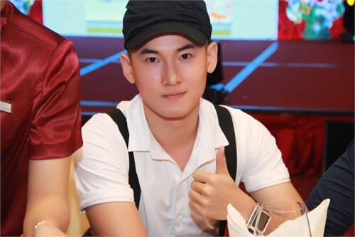 Nạn nhân tố Minh béo sàm sỡ: Một phút thành sao