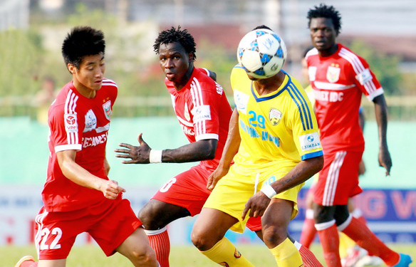 Video: Cú vào bóng kinh hoàng khiến Sao An Giang gãy chân