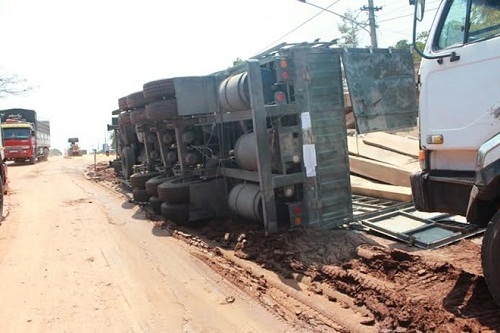 Lại lật xe đầu kéo trọng tải lớn, tài xế thoát chết