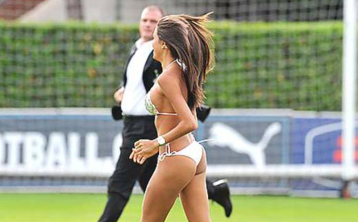 Fan nữ xinh đẹp cởi đồ “ve vãn” cầu thủ điển trai