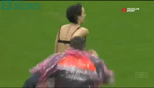 Video: Fan nữ xinh đẹp lột áo gây náo loạn sân bóng