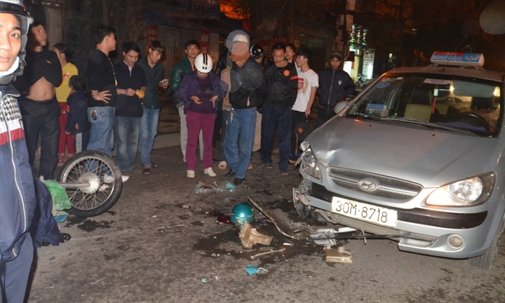 Xe máy đấu đầu taxi, 1 người bị thương nặng