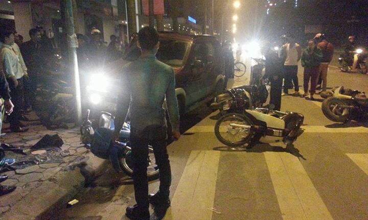 Chờ đèn đỏ, ô tô tông nát 9 xe máy