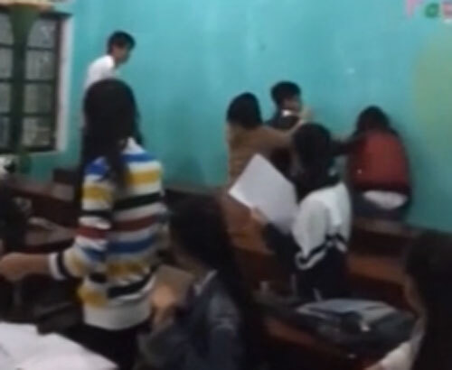 Clip: Nam sinh cởi áo đánh bạn gái ngay trong lớp học