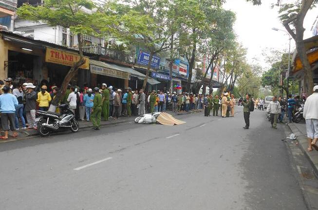 Ngã xuống đường, một phụ nữ bị ô tô cán chết