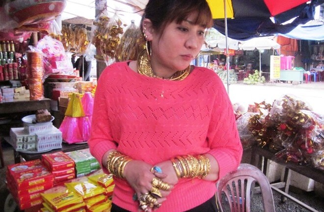 Xuất hiện người phụ nữ đeo gần 100 cây vàng