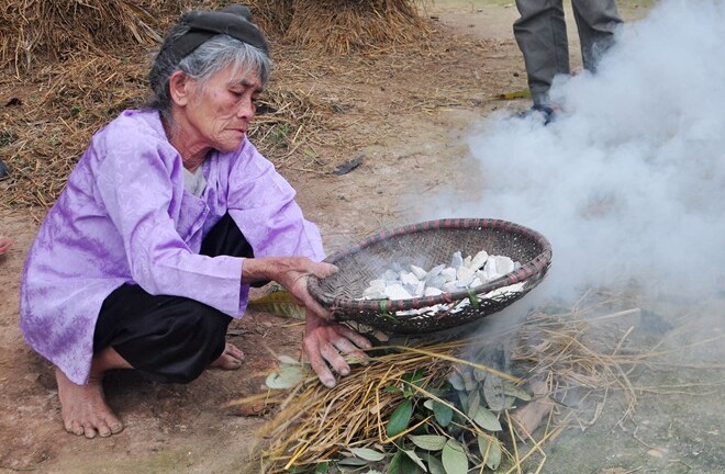 Kỳ lạ nướng đất để ăn ở Vĩnh Phúc 