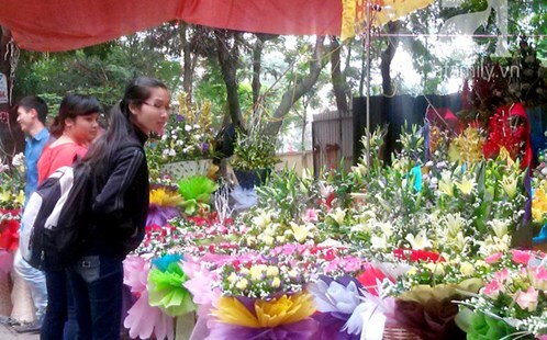 Cô giáo nhận quà 8/3 rồi nhờ bán lấy tiền mặt