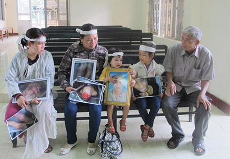 Tạm hoãn phiên tòa xử 5 công an dùng nhục hình, đánh chết người