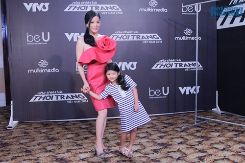 Con gái Trương Ngọc Ánh đến ủng hộ mẹ làm giám khảo