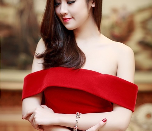 Á hậu Dương Tú Anh trễ nải vai trần sexy 