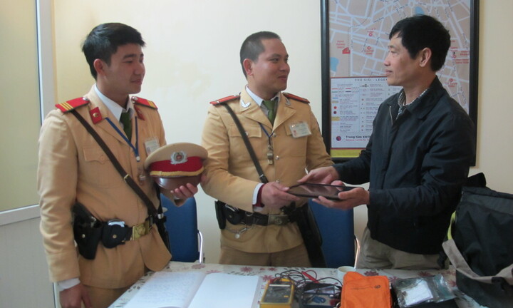 Cứu xe chết máy, CSGT nhặt được túi đựng tiền bị đánh rơi