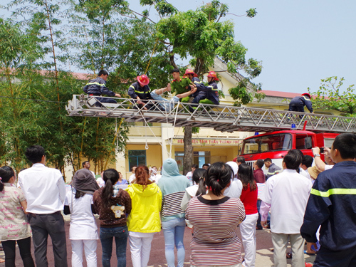 Bệnh nhân tâm thần trốn viện, leo lên cột đèn 25m