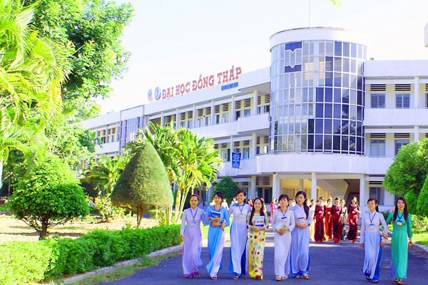 Những thầy, cô đứng bên lề… nhà giáo