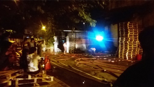 Cháy cơ sở sản xuất Pallet gỗ, khu dân cư náo loạn