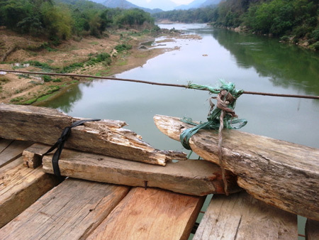 Giật mình: Cầu treo được néo bằng... dây chun, dây lạt