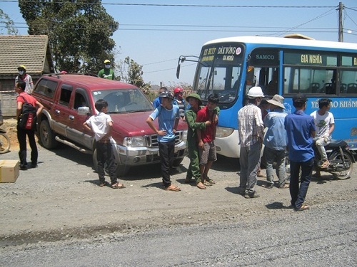 Truy bắt nhóm côn đồ chặn đầu xe buýt, đánh tài xế