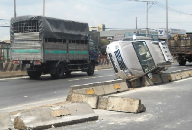 Xe 7 chỗ tông hàng loạt giải phân cách, tài xế hoảng loạn