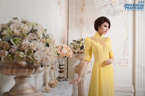 Kim Dung kiêu sa áo dài ren đính hoa văn baroque