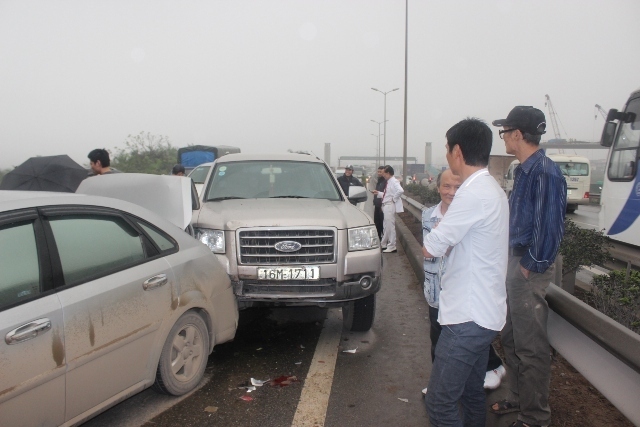 4 ô tô tông nhau liên tiếp trên Cầu Thanh Trì