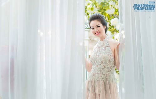 Á hậu Thụy Vân xinh đẹp, quyển rũ trong lâu đài cổ