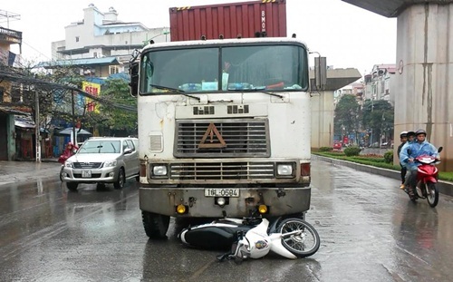 Bị tuýt còi, tài xế container đâm thẳng vào xe CSGT