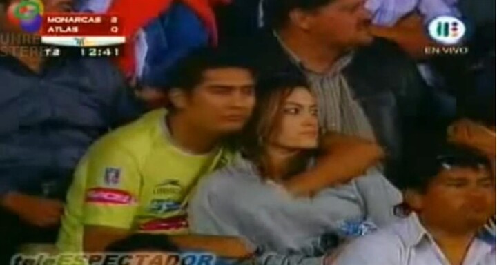 Phản cảm nam CĐV sờ ngực bạn gái trên khán đài