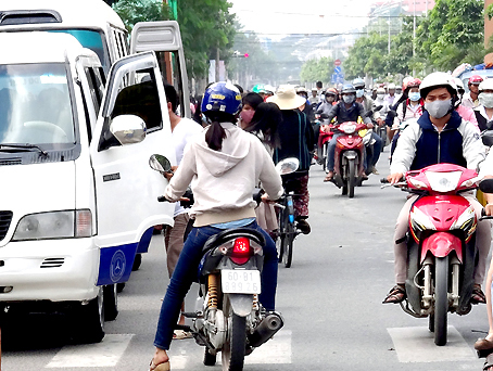 Đi xe ngược chiều bị xử phạt tới 400 nghìn đồng?