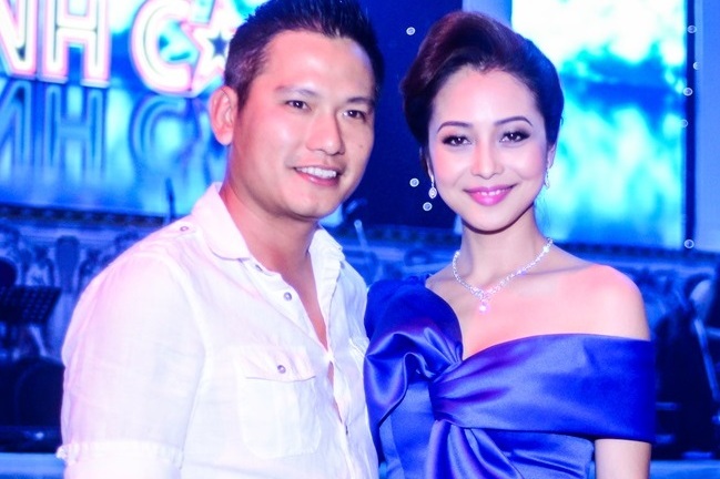 Chồng đại gia hộ tống Jennifer Phạm đi làm MC