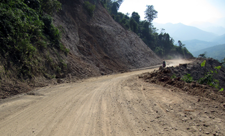 Xe chở đoàn văn công lao xuống vực, (trùng bài)