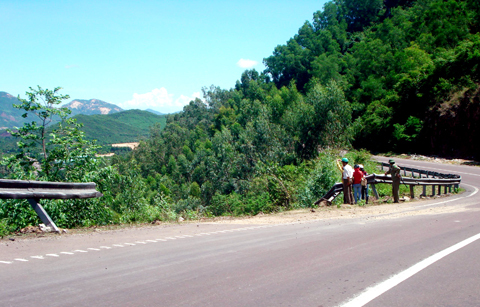 Xe chở đoàn văn công lao xuống vực, 10 người bị thương