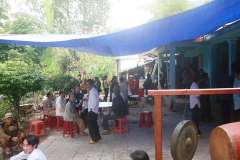 Bi kịch gia đình cô giáo buộc tay 2 con tự tử