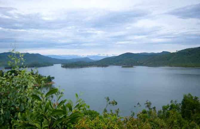 Ba mẹ con giáo viên trói vào nhau chết dưới lòng hồ