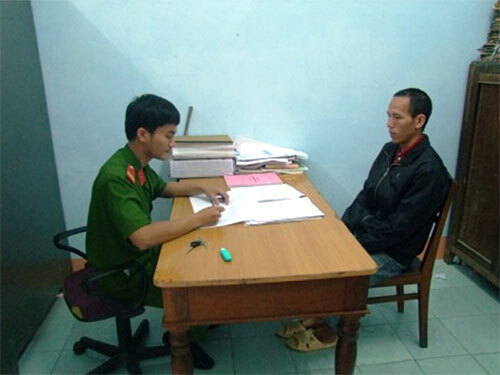 Kon Tum: Bắt “yêu râu xanh” hại đời bé gái lớp 7